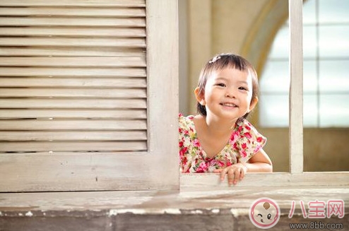 教育|电闪雷鸣中5岁小女孩拨通110 孩子一个人在家应该注意什么