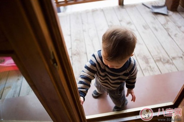 教育|电闪雷鸣中5岁小女孩拨通110 孩子一个人在家应该注意什么
