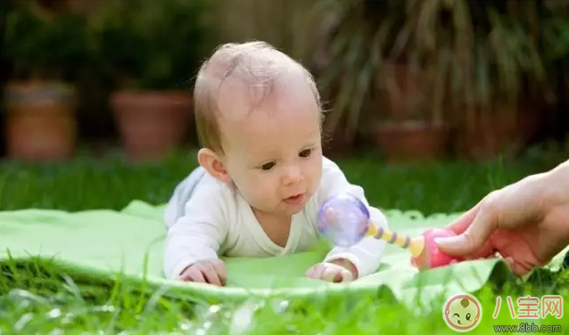 爬行|宝宝爬行怎么教 教会宝宝爬行小技巧