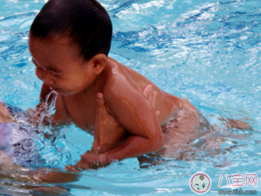 1岁|1岁宝宝练习游泳教程 1岁宝宝怎么学游泳