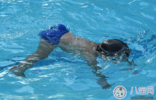 1岁|1岁宝宝练习游泳教程 1岁宝宝怎么学游泳