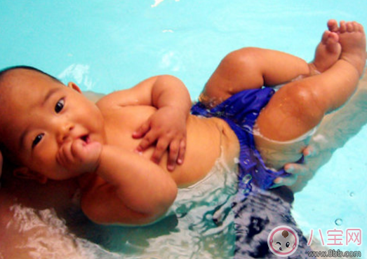 1岁|1岁宝宝练习游泳教程 1岁宝宝怎么学游泳