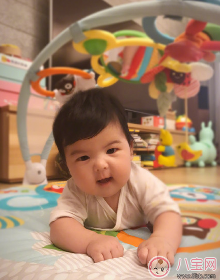 翻身|贾静雯女儿Bo妞三个多月会翻身了 宝宝多大会翻身(4-7个月)