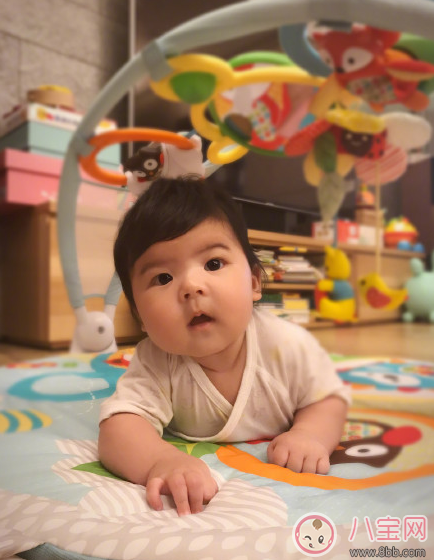翻身|贾静雯女儿Bo妞三个多月会翻身了 宝宝多大会翻身(4-7个月)