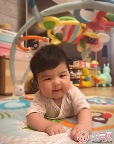 翻身|贾静雯女儿Bo妞三个多月会翻身了 宝宝多大会翻身(4-7个月)