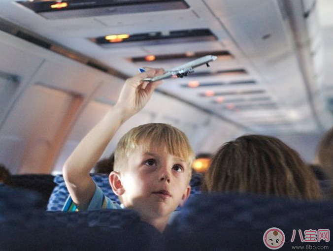 小海绵|Baby抱小海绵坐高铁 婴儿多大可以坐飞机(3个月以上)