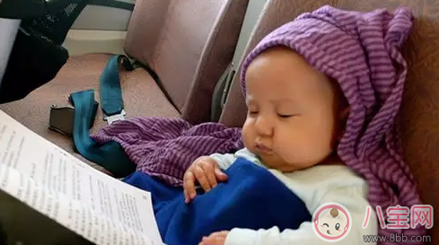 小海绵|Baby抱小海绵坐高铁 婴儿多大可以坐飞机(3个月以上)