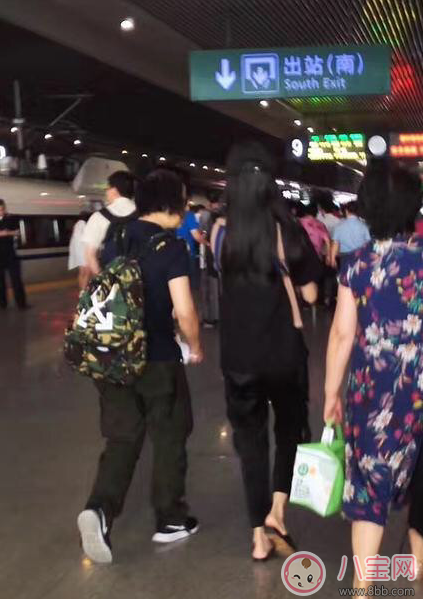 杨颖|Baby小海绵坐高铁图片 几个月的婴儿可以坐高铁需要注意什么