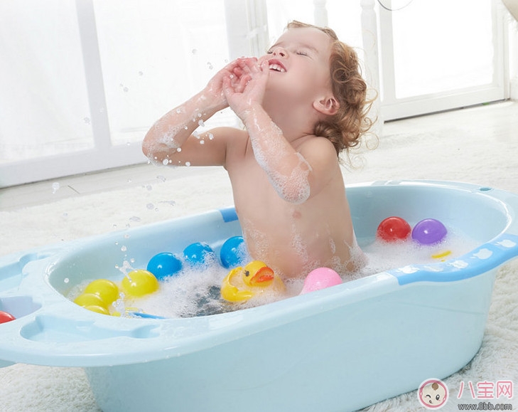 宝宝|宝宝洗澡盆哪个好 一体成型的澡盆最鸡肋