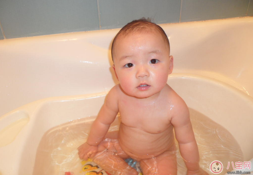 洗澡|开挂民族给孩子洗澡简直麻利 夏天怎么给宝宝洗澡