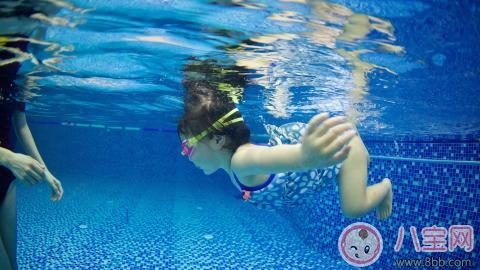 游泳|2017夏季亲子游泳应该准备什么有哪些问题需要了解