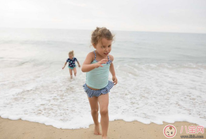 孩子|三伏天孩子在外面玩喷泉水 孩子户外玩耍一定要注意