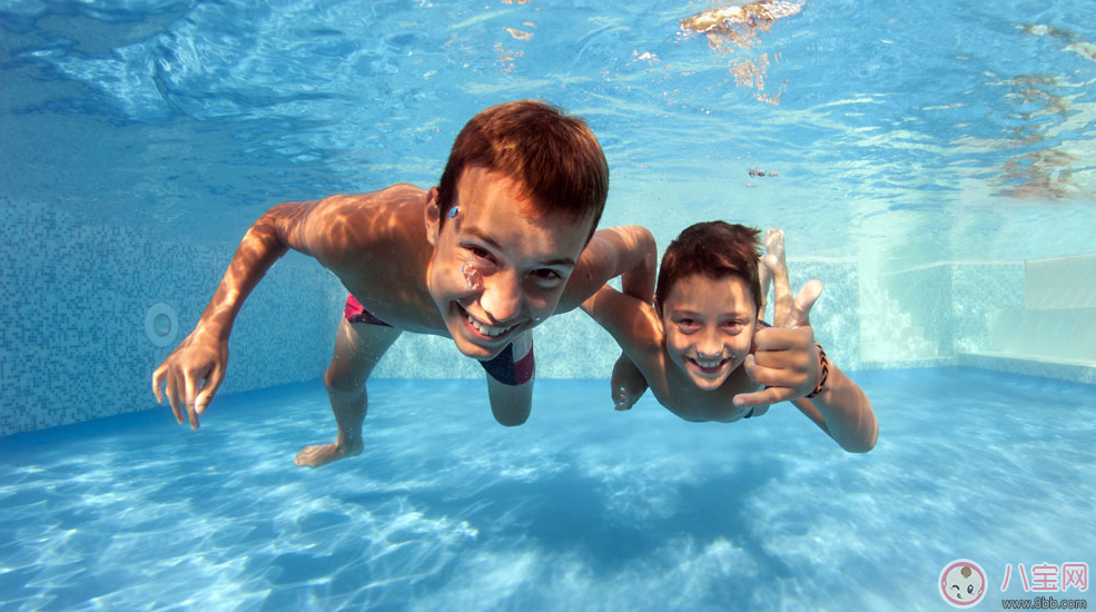 孩子|三伏天孩子在外面玩喷泉水 孩子户外玩耍一定要注意