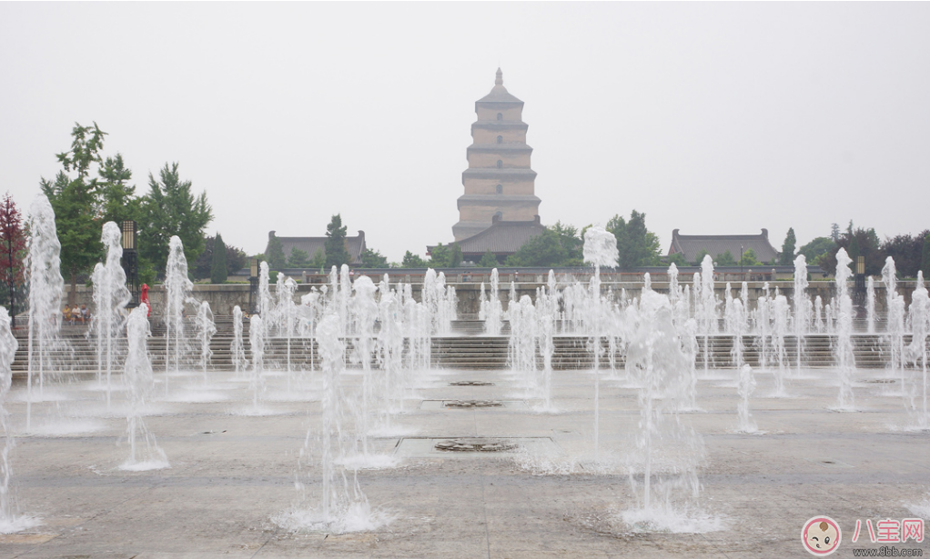 孩子|三伏天孩子在外面玩喷泉水 孩子户外玩耍一定要注意