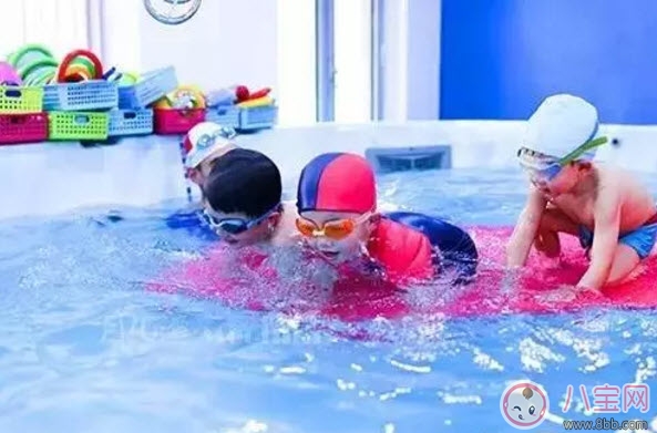 游泳圈|宝宝多大可以游泳 夏天宝宝游泳用什么游泳圈(游泳注意事项)
