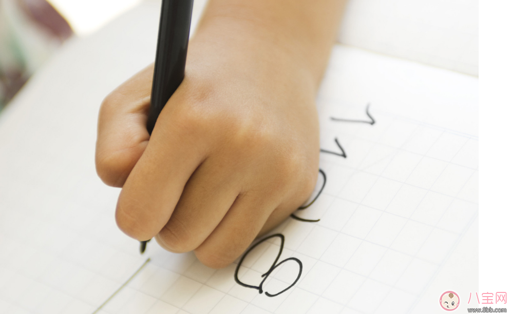 孩子|孩子是左撇子是比别人聪明些吗 左撇子是否需要纠正