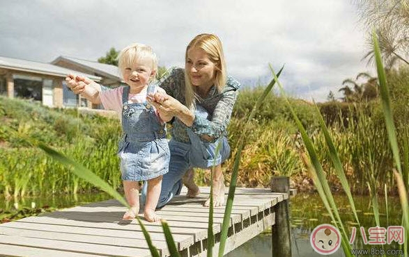 走路|亲子游戏让宝宝轻松学会走路 宝宝练习走路亲子游戏