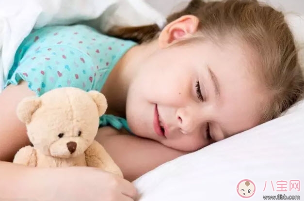 睡觉|通过睡姿看性格 从小孩睡姿看性格(趴着睡的宝宝喜欢热闹)