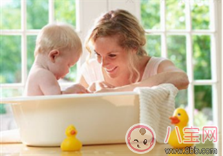 洗澡|新手爸妈夏季给初生儿洗澡莫慌张 掌握方法最重要