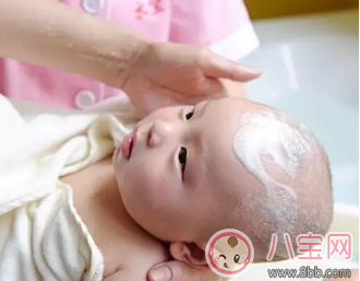 洗澡|新手爸妈夏季给初生儿洗澡莫慌张 掌握方法最重要