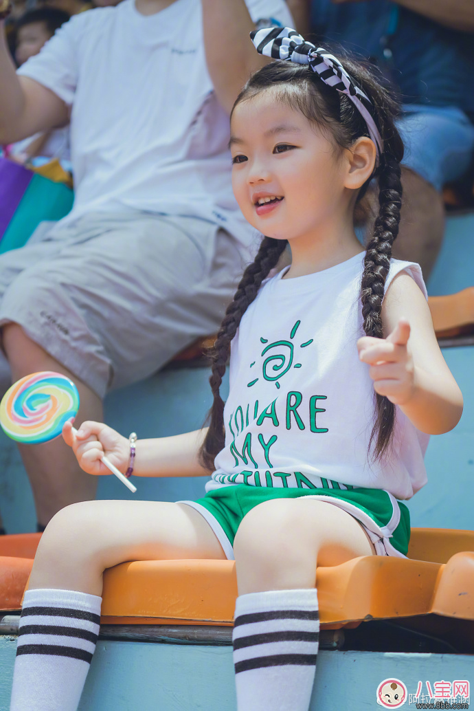 保护环境|萌宝阿拉蕾垃圾丢进垃圾桶 孩子环境意识从小培养