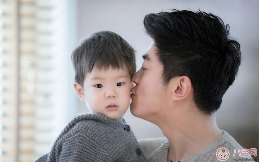 爸爸|爸爸带娃只玩手机 怎么让爸爸会带娃