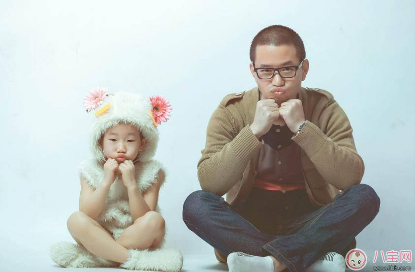 爸爸|爸爸带娃只玩手机 怎么让爸爸会带娃