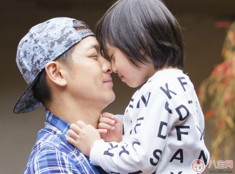 爸爸|爸爸带娃只玩手机 怎么让爸爸会带娃