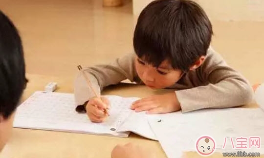 胆子小|孩子害羞胆小怎么办 胆小的孩子该如何教育(5句话鼓励孩子)