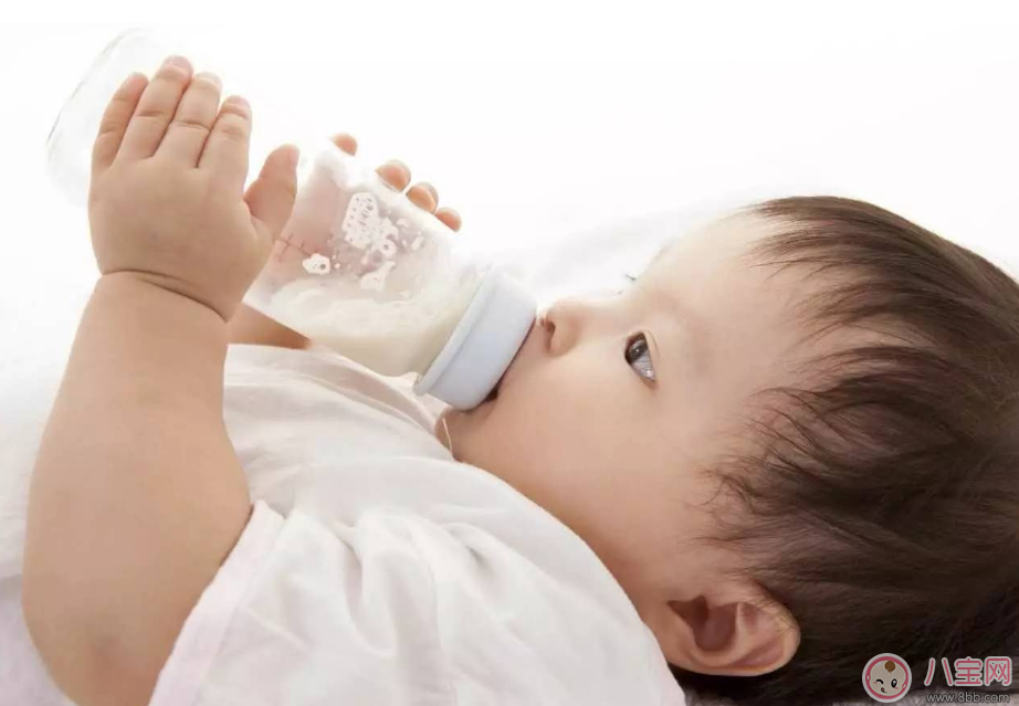 吃奶|孩子换段吐怎么办 换段过度方法