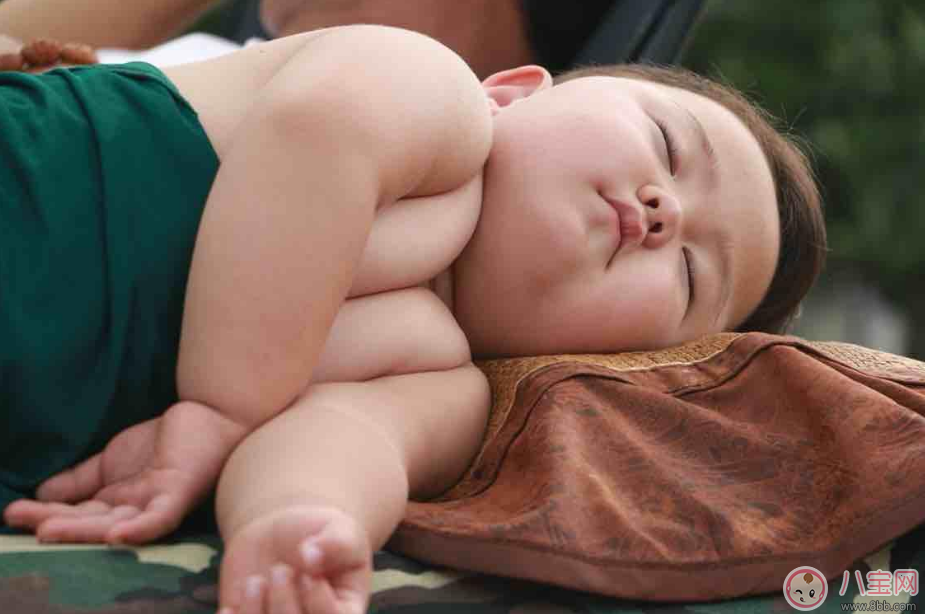 胖|小胖墩太胖游泳卡栏杆 孩子太胖怎么办