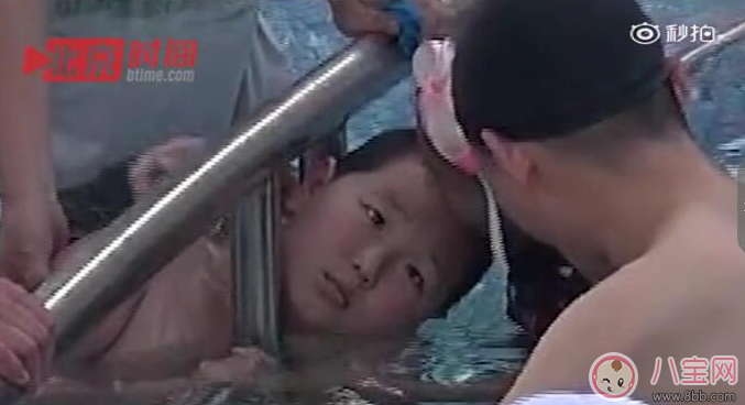 胖|小胖墩太胖游泳卡栏杆 孩子太胖怎么办