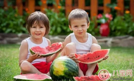夏天|第一次宝宝吃西瓜要注意什么 夏天宝宝多大可以吃西瓜