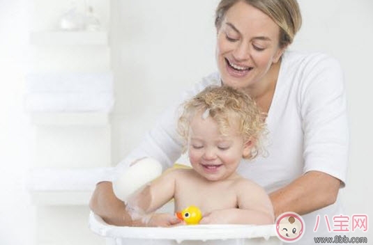 夏天|2017夏天宝宝洗澡要用沐浴露吗 婴儿用沐浴露洗澡好吗