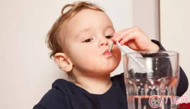 杯子|2017夏天宝宝不喝水要换杯子吗 宝宝喝水杯子怎么选择