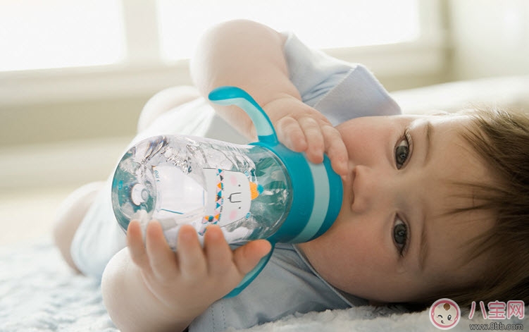杯子|2017夏天宝宝不喝水要换杯子吗 宝宝喝水杯子怎么选择