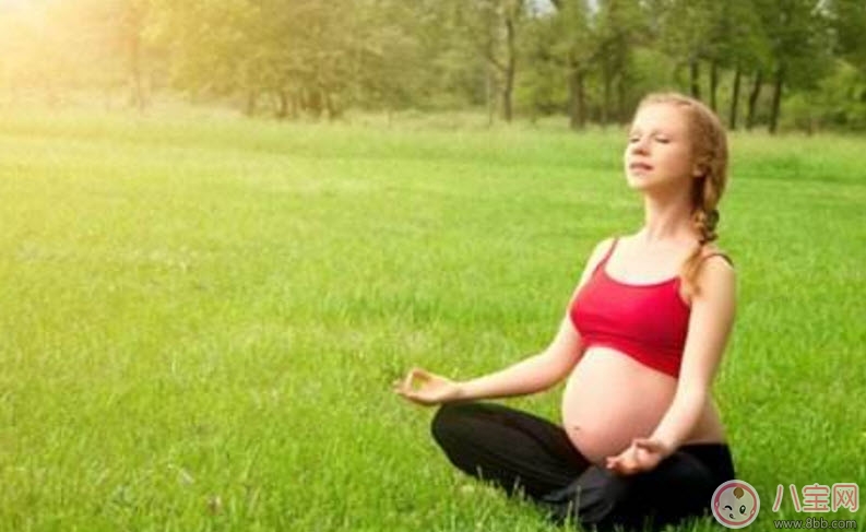 孕妇|9个月孕妈举杠铃做深蹲 孕晚期能做哪些运动