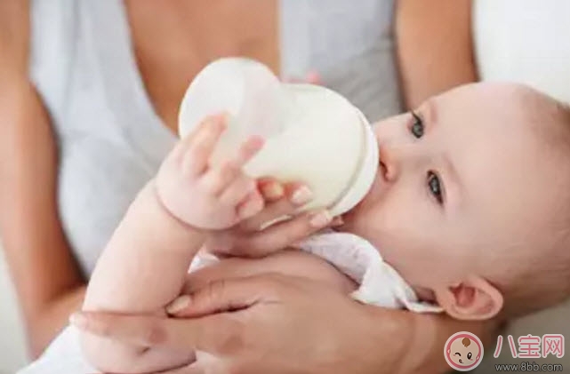 凉奶粉|夏天宝宝能喝凉奶粉吗 宝宝喝凉奶粉会怎么样