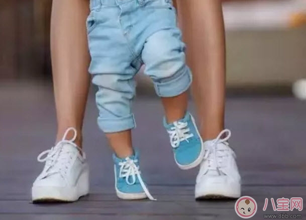 走路|宝宝学走路的三个阶段 宝宝走路穿什么样的鞋和裤子