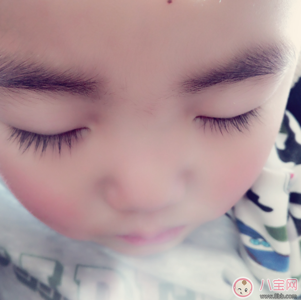 长睫毛|宝宝睫毛剪了变浓是真的吗 这个小行为对宝宝危害大不要做