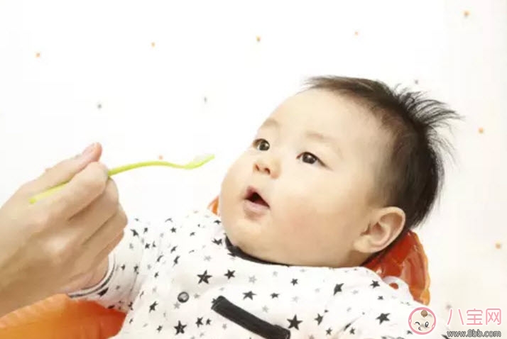 舌头|宝宝舌头白怎么回事 宝宝舌头白舌苔厚是什么原因(奶渍还是生病了)