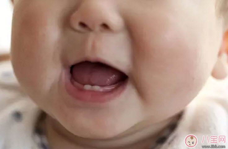 舌头|宝宝舌头白怎么回事 宝宝舌头白舌苔厚是什么原因(奶渍还是生病了)