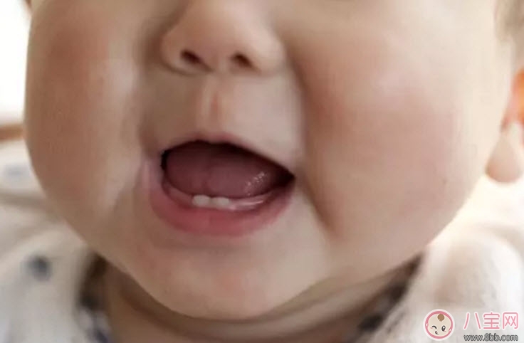 舌头|宝宝舌头白怎么回事 宝宝舌头白舌苔厚是什么原因(奶渍还是生病了)
