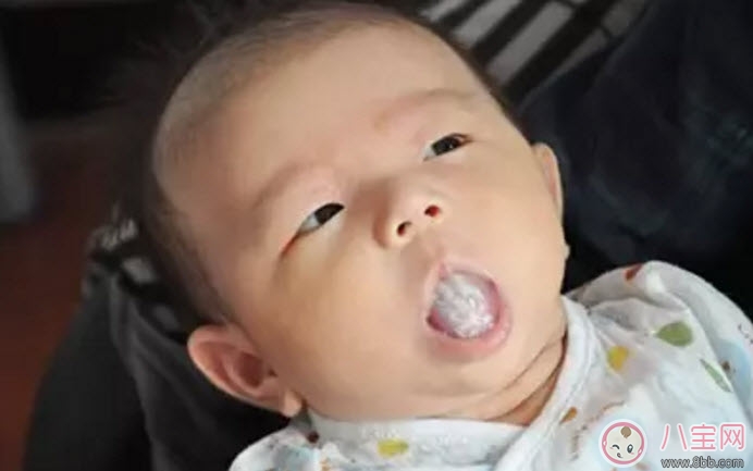 舌头|宝宝舌头白怎么回事 宝宝舌头白舌苔厚是什么原因(奶渍还是生病了)