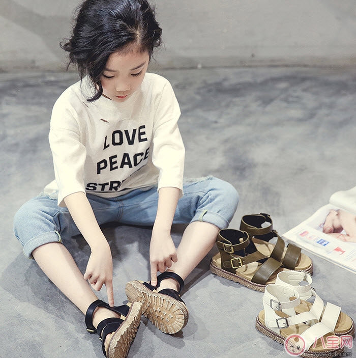 品牌|如何给女宝宝挑选凉鞋 女宝宝凉鞋品牌推荐