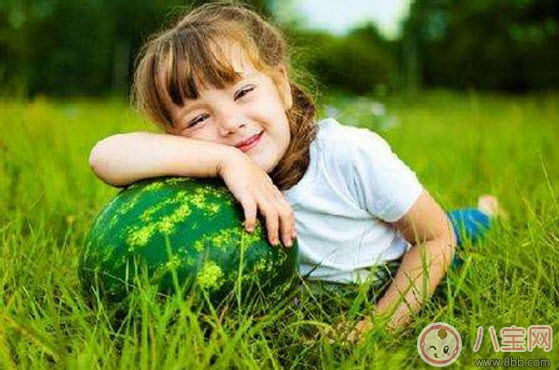 宝宝|2017夏天宝宝吃西瓜好还是喝西瓜汁好 宝宝多大可以吃西瓜