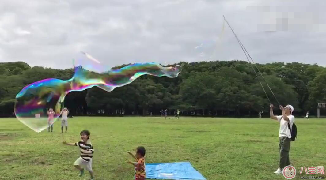 孩子|邓超哄娃新招带孩子吹超大泡泡 带孩子吹泡泡怎么玩好