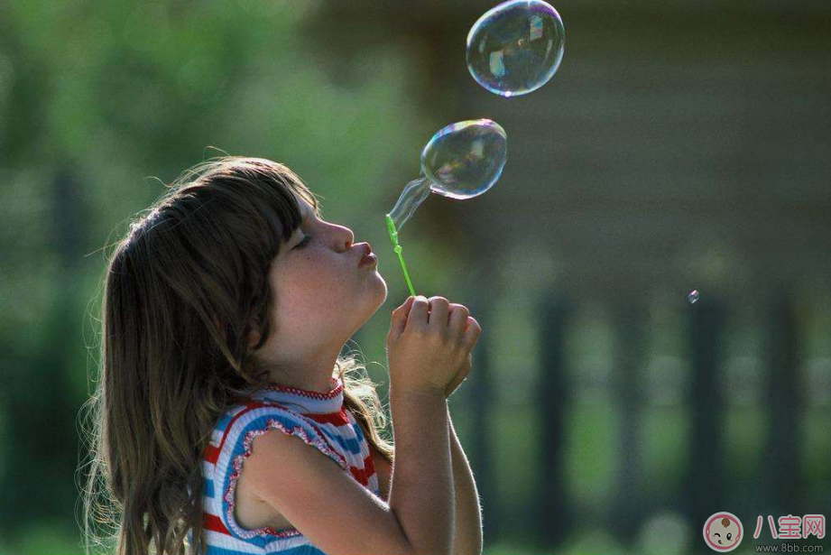 孩子|邓超哄娃新招带孩子吹超大泡泡 带孩子吹泡泡怎么玩好