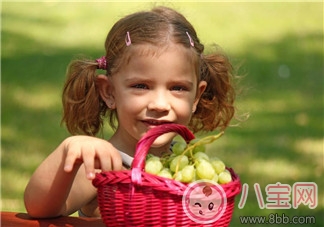 |宝宝便秘不喝药 吃葡萄就好了