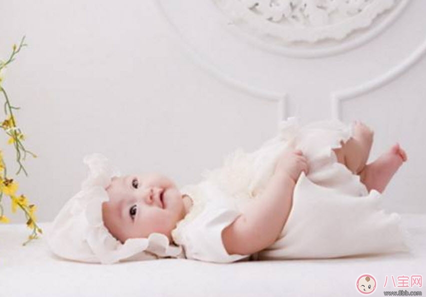 新生儿|宝宝老是蹬腿怎么回事 新生儿为什么喜欢老蹬腿